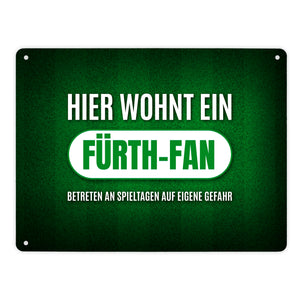 Hier wohnt ein Fürth-Fan Metallschild mit Rasen Motiv