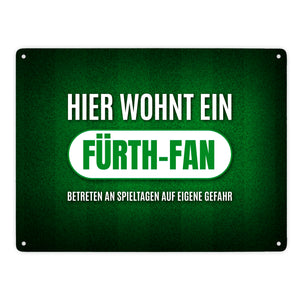 Hier wohnt ein Fürth-Fan Metallschild mit Rasen Motiv
