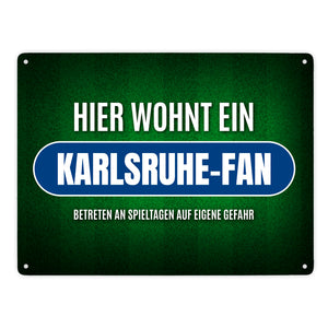 Hier wohnt ein Karlsruhe-Fan Metallschild mit Rasen Motiv