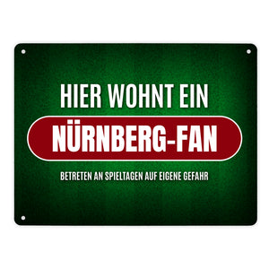 Hier wohnt ein Nürnberg-Fan Metallschild mit Rasen Motiv