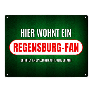 Hier wohnt ein Regensburg-Fan Metallschild mit Rasen Motiv