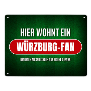 Hier wohnt ein Würzburg-fan Metallschild mit Rasen Motiv