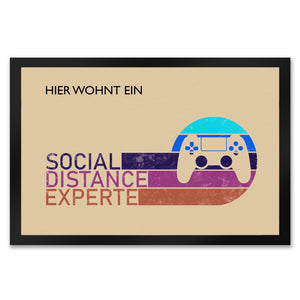 Hier wohnt ein Social Distance Experte Fußmatte mit Gamer-Motiv