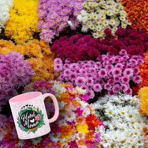 Hotel Mama Tasse mit floralen Mustern und Aufschriften