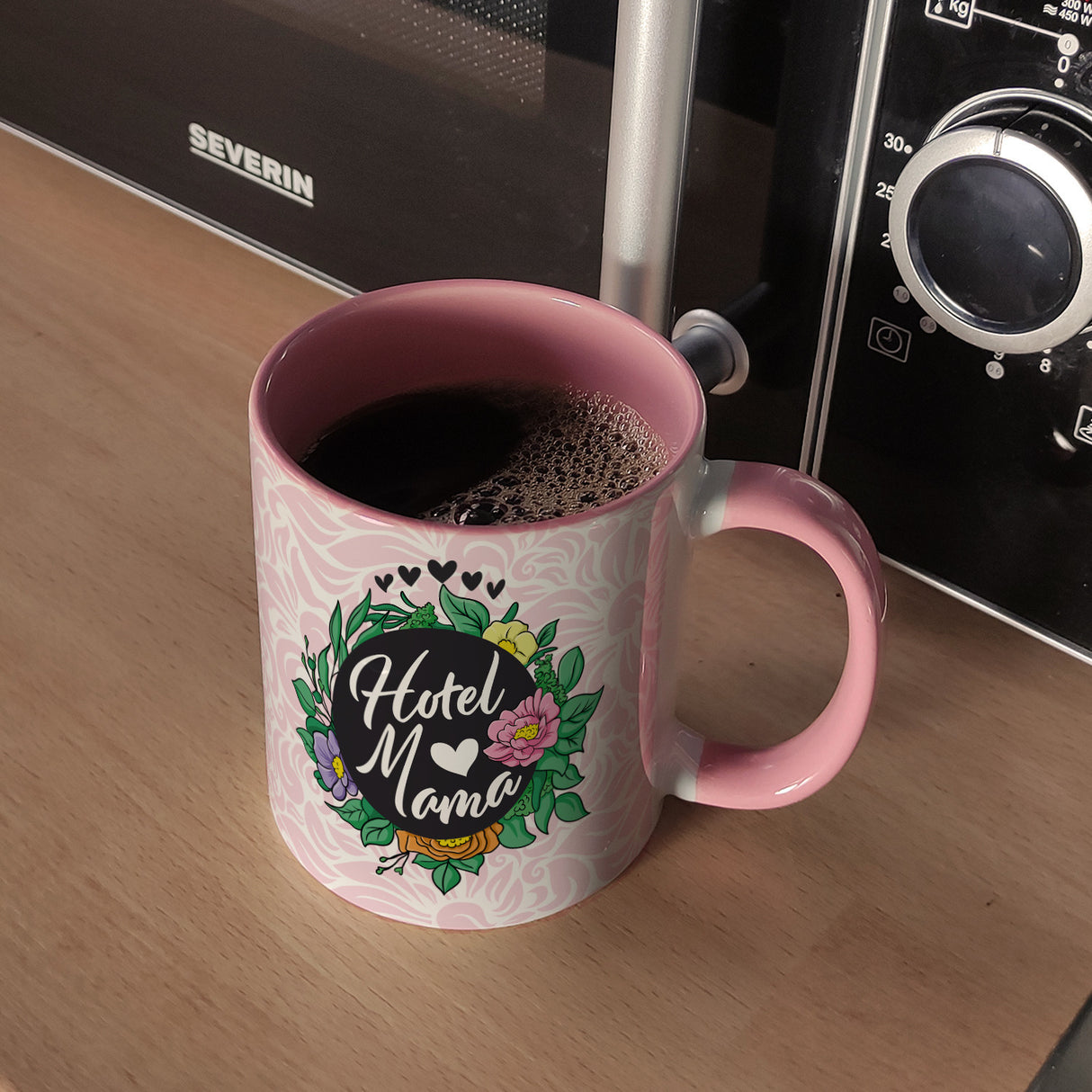 Hotel Mama Tasse mit floralen Mustern und Aufschriften