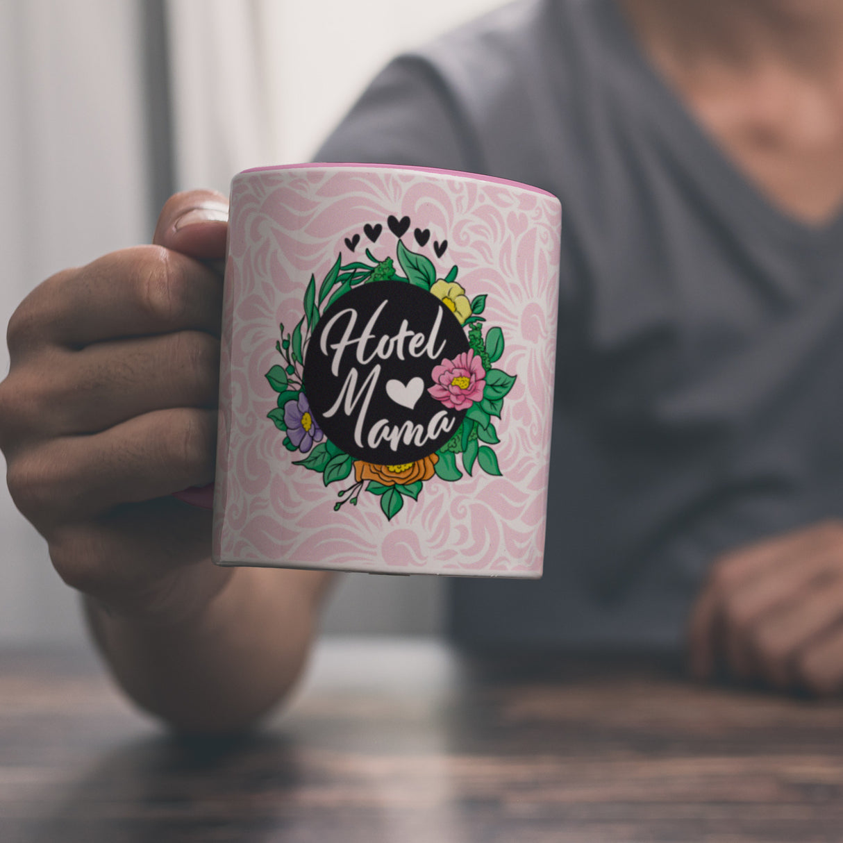 Hotel Mama Tasse mit floralen Mustern und Aufschriften
