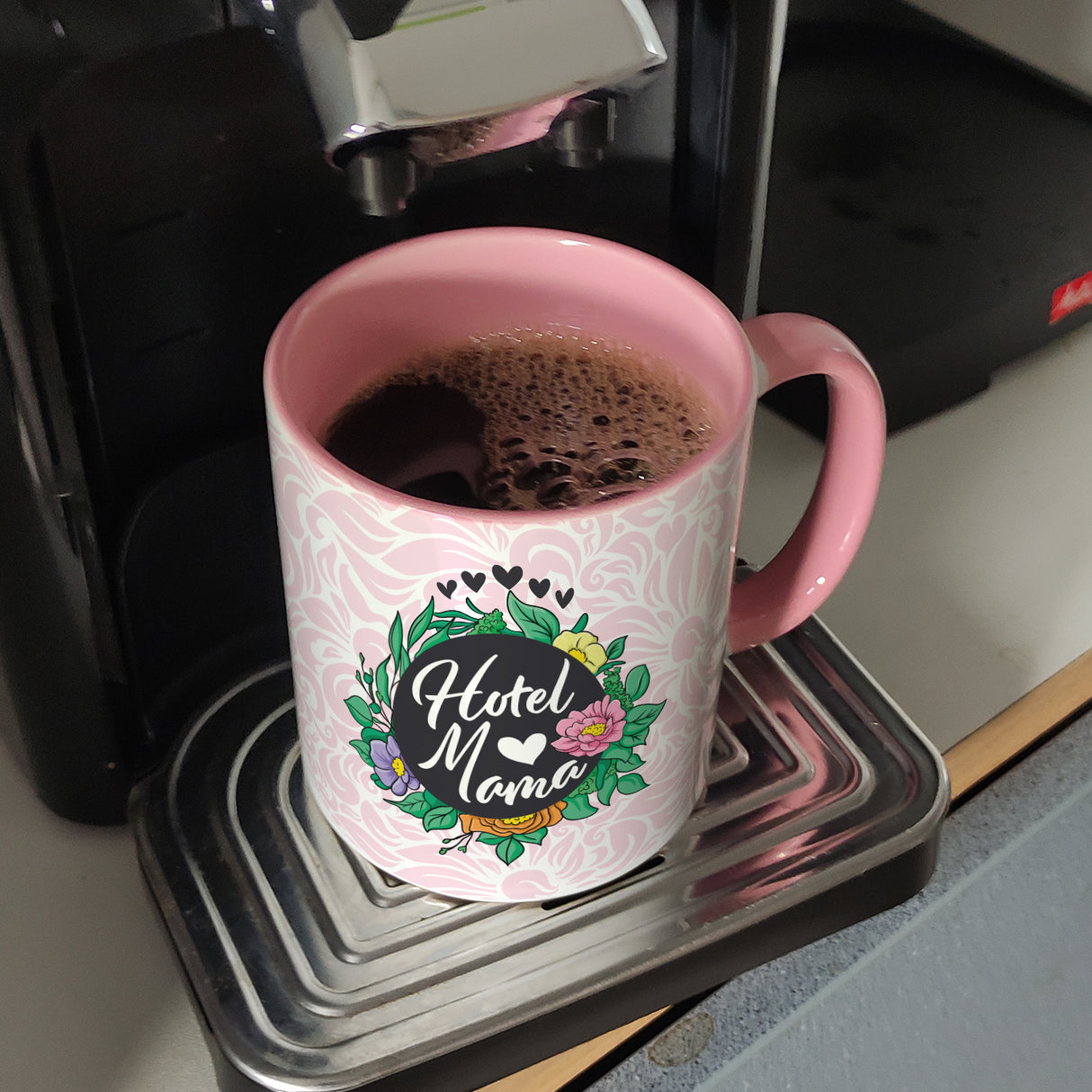 Hotel Mama Tasse mit floralen Mustern und Aufschriften