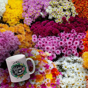 Hotel Mama Tasse mit floralen Mustern und Aufschriften
