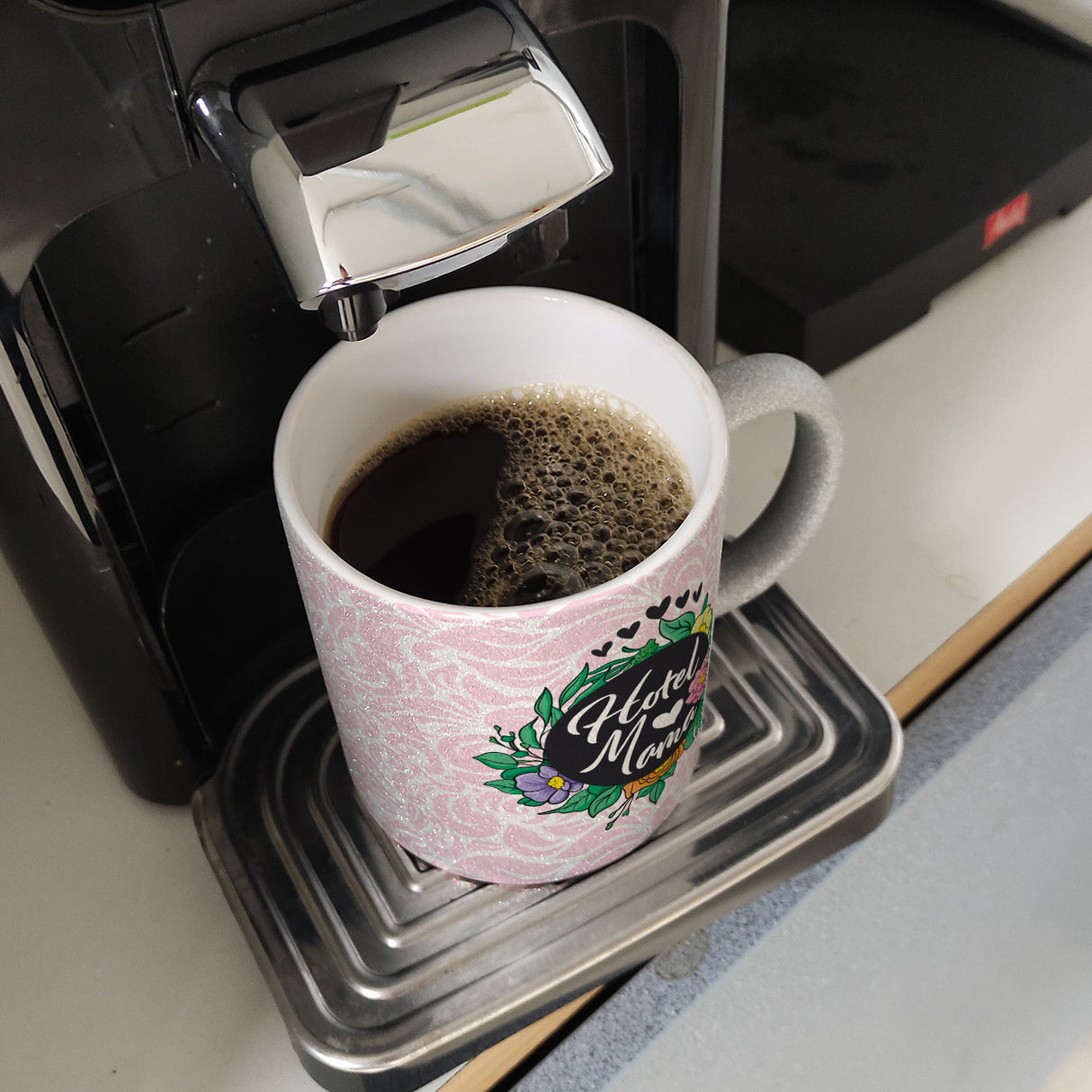 Hotel Mama Tasse mit floralen Mustern und Aufschriften