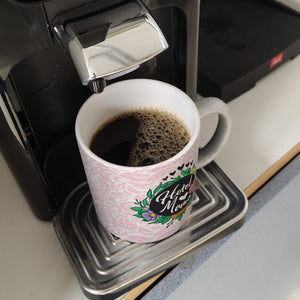 Hotel Mama Tasse mit floralen Mustern und Aufschriften