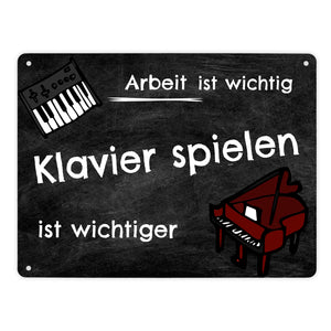 Klavier spielen Metallschild - Arbeit ist wichtig Klavierspielen ist wichtiger