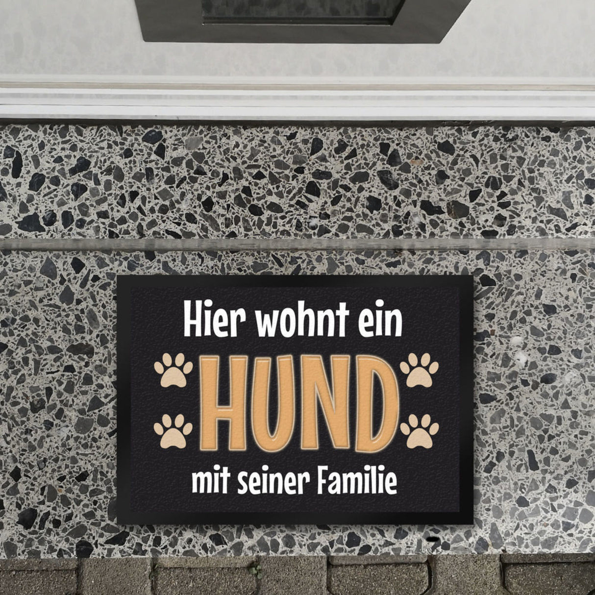 Hier wohnt ein Hund mit seinem Personal Fußmatte