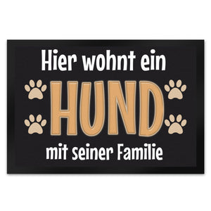 Hier wohnt ein Hund mit seinem Personal Fußmatte