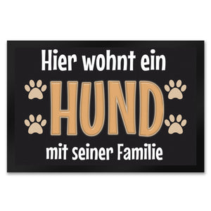 Hier wohnt ein Hund mit seinem Personal Fußmatte