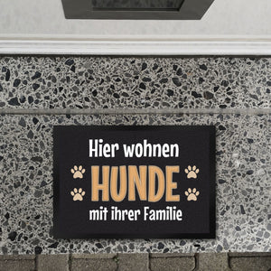 Hier wohnt ein Hund mit seinem Personal Fußmatte