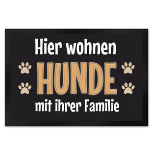 Hier wohnt ein Hund mit seinem Personal Fußmatte