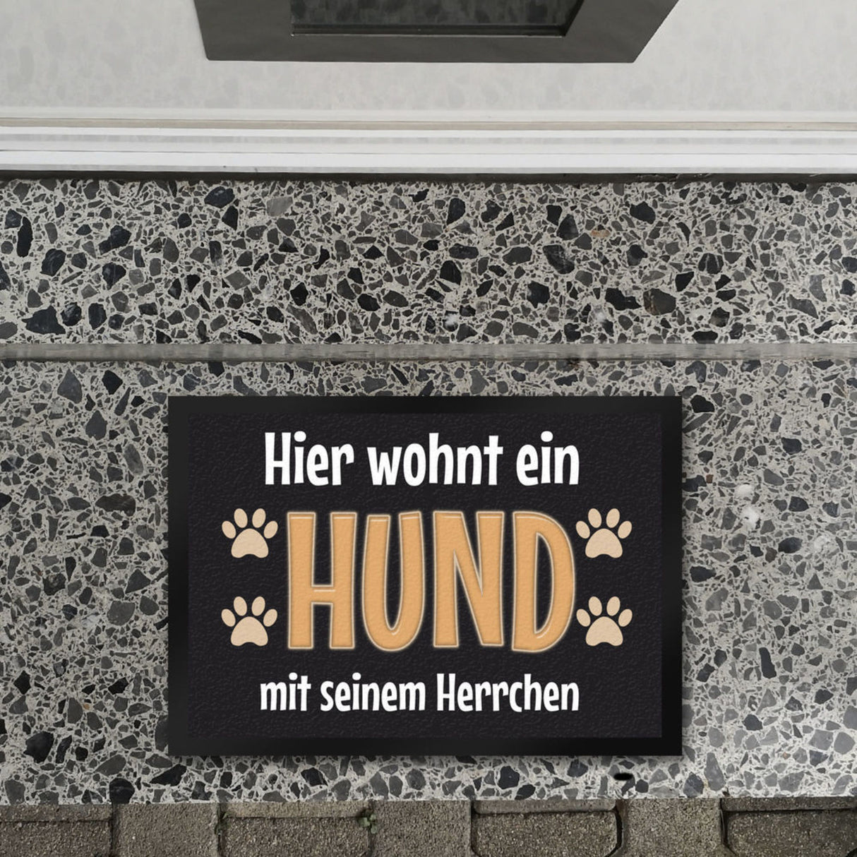 Hier wohnt ein Hund mit seinem Personal Fußmatte