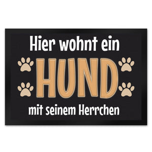 Hier wohnt ein Hund mit seinem Personal Fußmatte