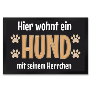 Hier wohnt ein Hund mit seinem Personal Fußmatte