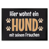 Hier wohnt ein Hund mit seinem Personal Fußmatte