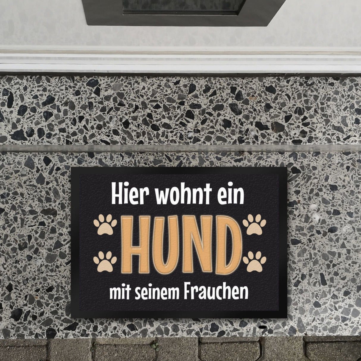 Hier wohnt ein Hund mit seinem Personal Fußmatte