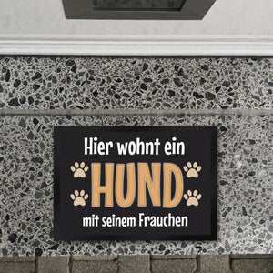 Hier wohnt ein Hund mit seinem Personal Fußmatte