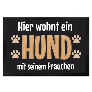 Hier wohnt ein Hund mit seinem Personal Fußmatte
