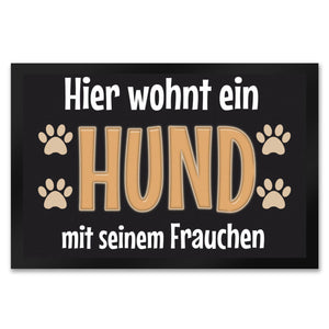 Hier wohnt ein Hund mit seinem Personal Fußmatte