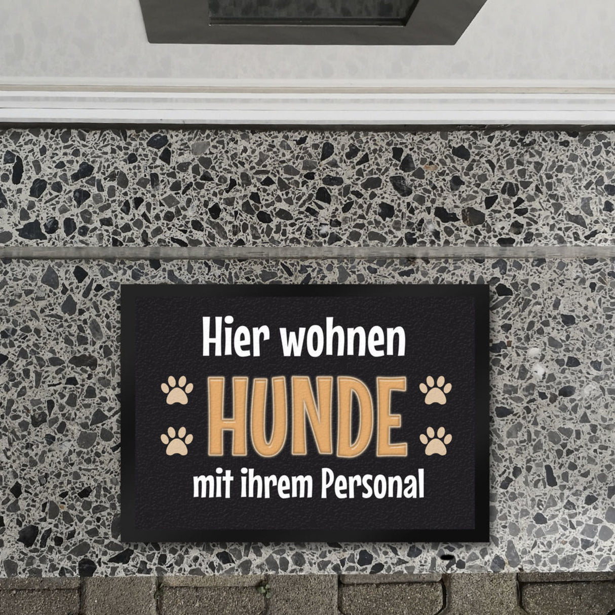 Hier wohnt ein Hund mit seinem Personal Fußmatte
