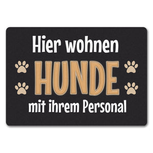 Hier wohnt ein Hund mit seinem Personal Fußmatte