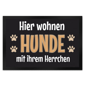 Hier wohnt ein Hund mit seinem Personal Fußmatte