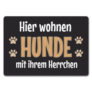 Hier wohnt ein Hund mit seinem Personal Fußmatte