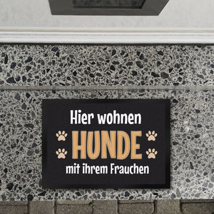 Hier wohnt ein Hund mit seinem Personal Fußmatte