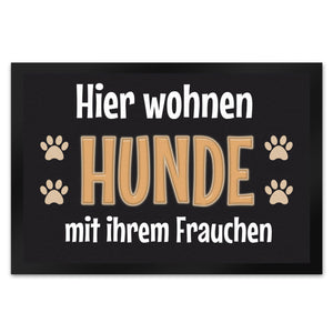 Hier wohnt ein Hund mit seinem Personal Fußmatte