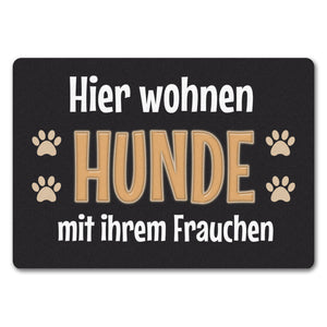 Hier wohnt ein Hund mit seinem Personal Fußmatte