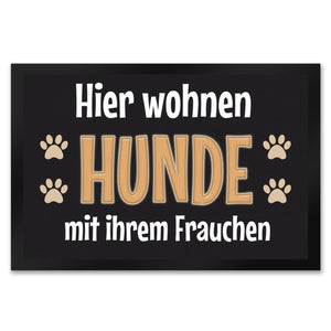 Hier wohnt ein Hund mit seinem Personal Fußmatte