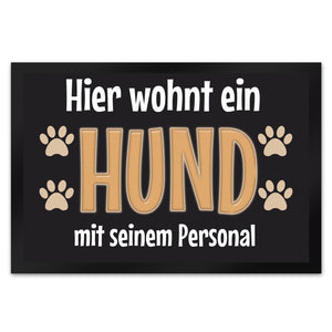Hier wohnt ein Hund mit seinem Personal Fußmatte