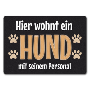 Hier wohnt ein Hund mit seinem Personal Fußmatte