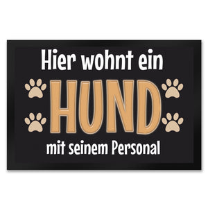Hier wohnt ein Hund mit seinem Personal Fußmatte