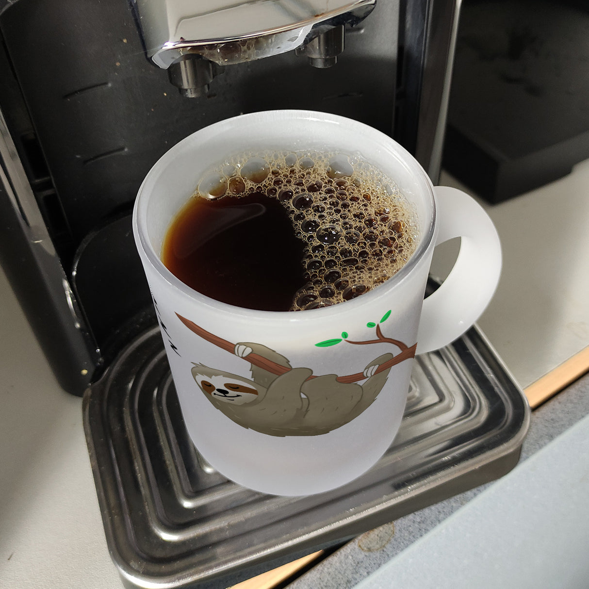 Weck mich wenn es Freitag ist Kaffeebecher mit süßem Faultier