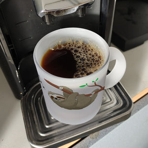 Weck mich wenn es Freitag ist Kaffeebecher mit süßem Faultier