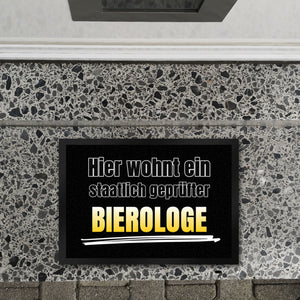 Hier wohnt ein staatlich geprüfter Bierologe Fußmatte in 35x50 cm im Bierdesign