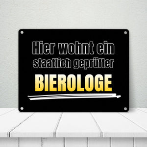 Hier wohnt ein staatlich geprüfter Bierologe Metallschild im Bierdesign