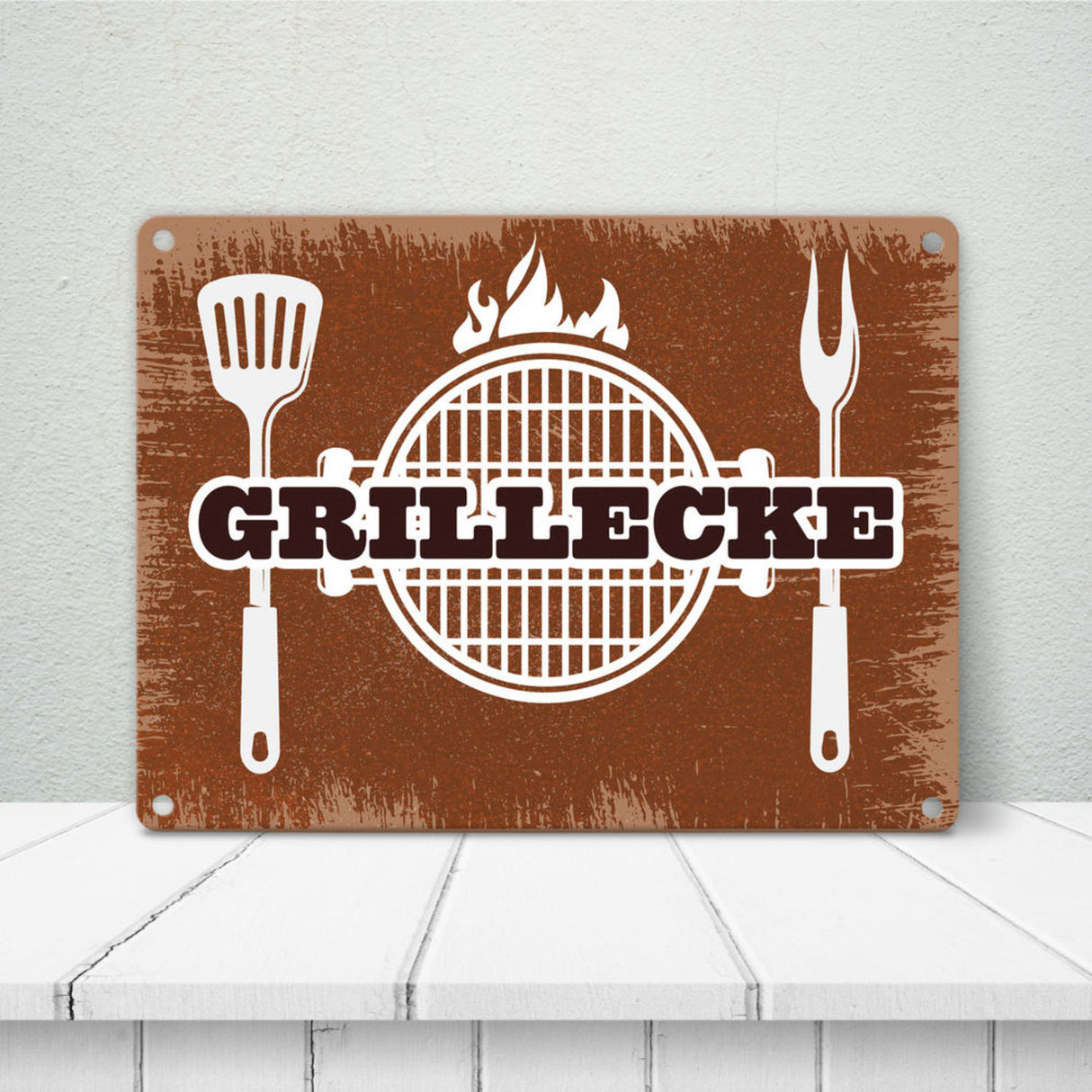 Grillecke Metallschild mit coolem Grillmotiv auf beigem Hintergrund