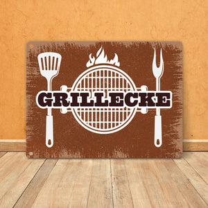 Grillecke Metallschild mit coolem Grillmotiv auf beigem Hintergrund