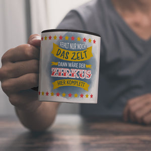 Fehlt nur noch das Zelt, dann wäre der Zirkus hier komplett Kaffeebecher mit buntem Zirkusdesign