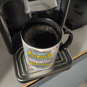 Fehlt nur noch das Zelt, dann wäre der Zirkus hier komplett Kaffeebecher mit buntem Zirkusdesign
