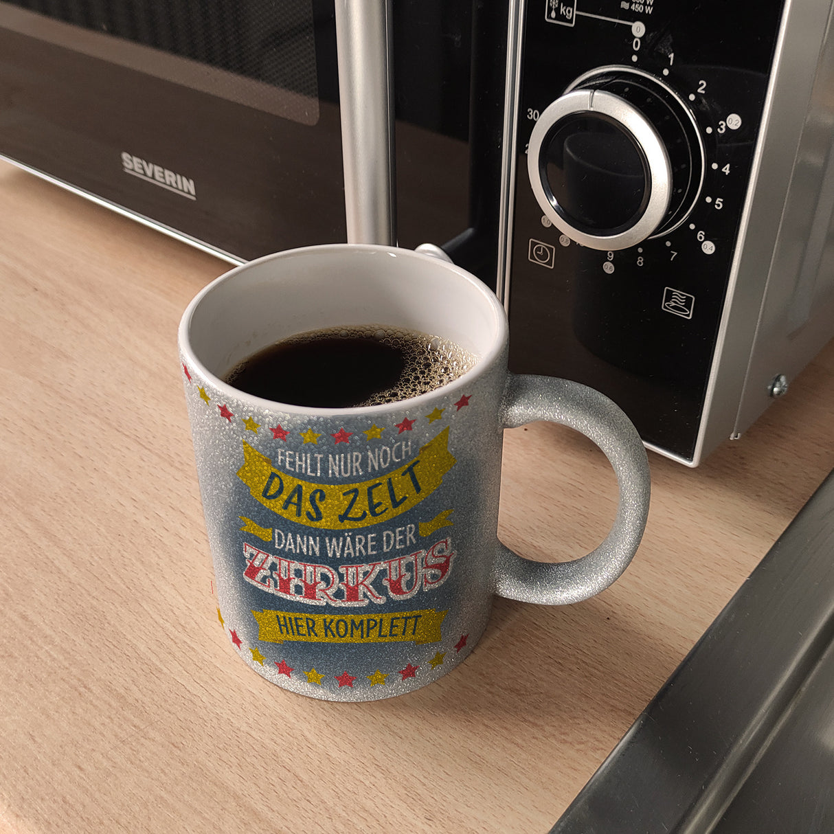 Fehlt nur noch das Zelt, dann wäre der Zirkus hier komplett Kaffeebecher mit buntem Zirkusdesign