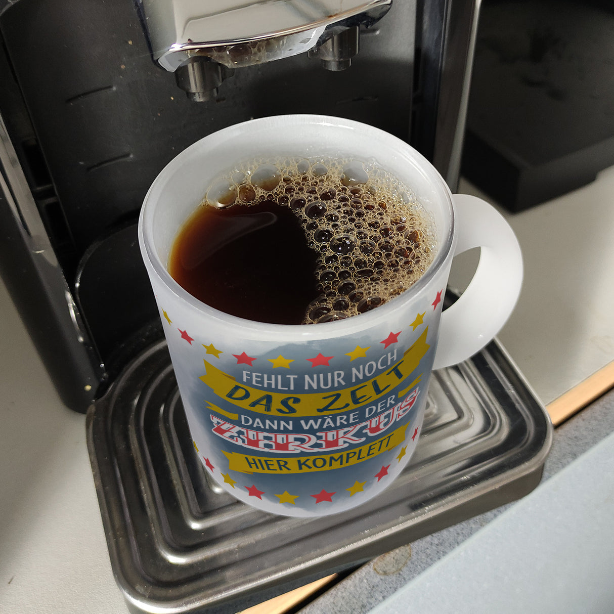 Fehlt nur noch das Zelt, dann wäre der Zirkus hier komplett Kaffeebecher mit buntem Zirkusdesign