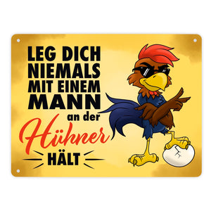 Leg dich niemals mit einem Mann an der Hühner hält - Metallschild mit lässigem Cartoon-Hahn